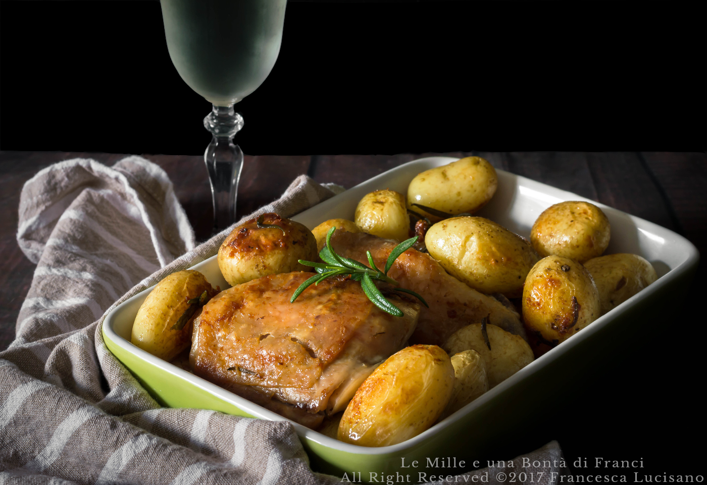 Il pollo marinato al forno con patate novelle