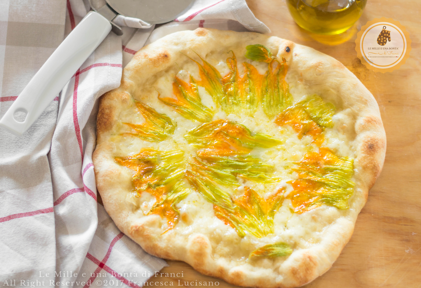 pizza con mozzarella e fiori di zucca
