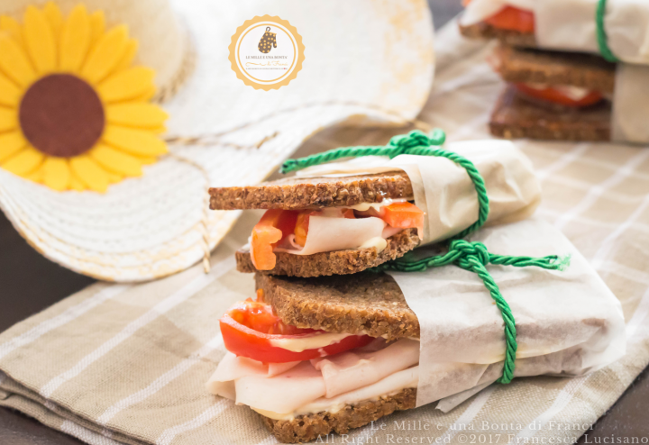 sandwich integrali con tacchino e pomodoro