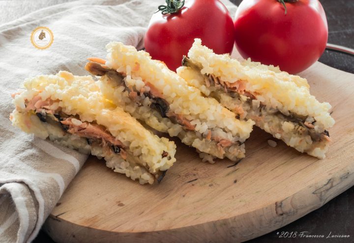 Tramezzini di riso con salmone e melanzane orizzontale tramezzini di riso con salmone e melanzane