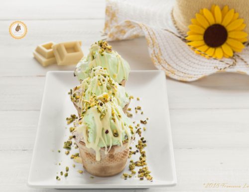 Coppette di gelato con cioccolato bianco e pistacchi