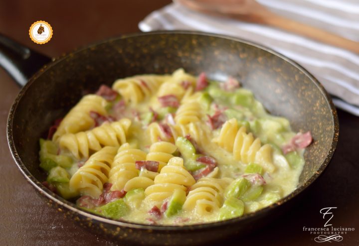 fusilloni cremosi con zucchine e bresaola