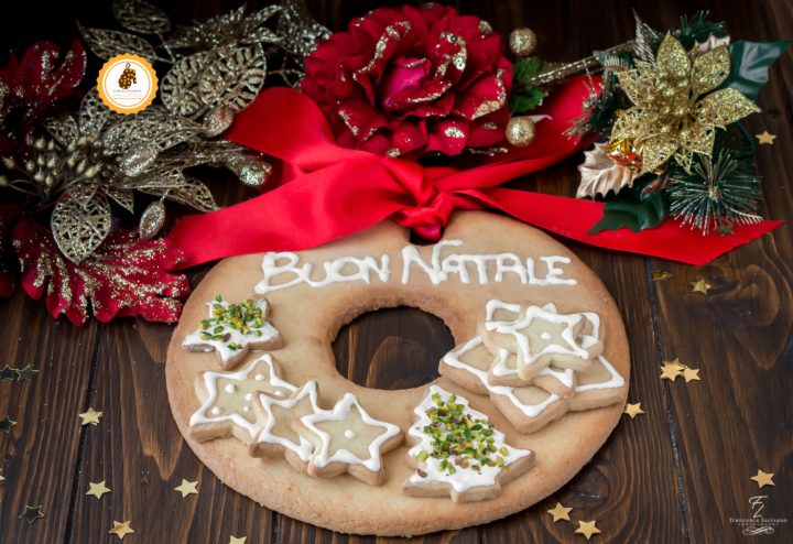 corona natalizia di biscotti