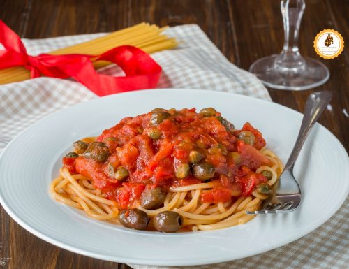 Spaghetti al pomodoro e olive taggiasche