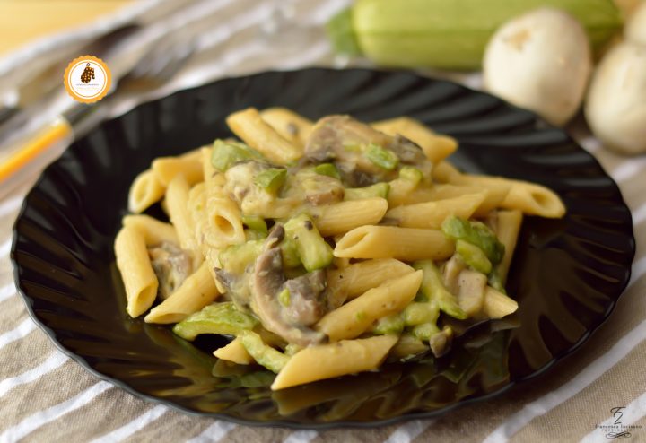 penne rigate con funghi e zucchine