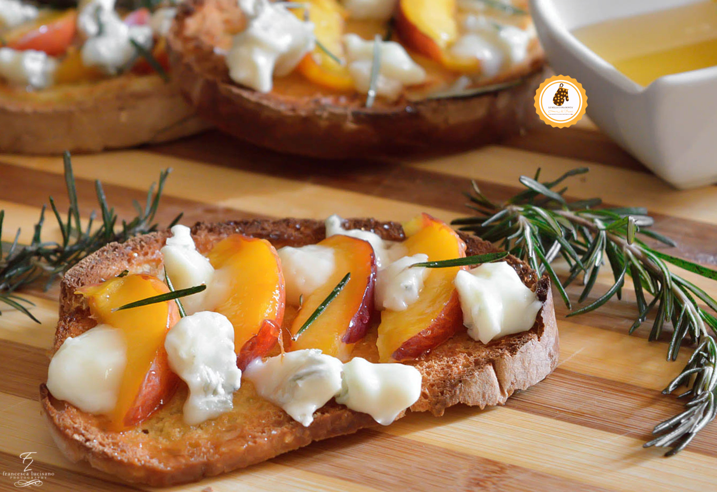 bruschette con pesche e gorgonzola