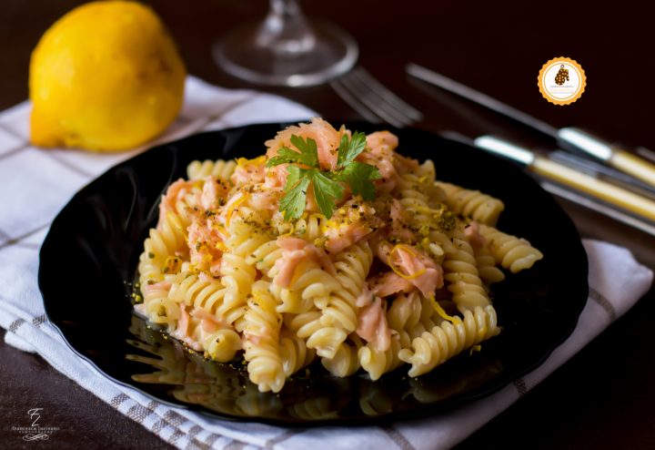 fusilli cremosi con salmone e granella di pistacchi