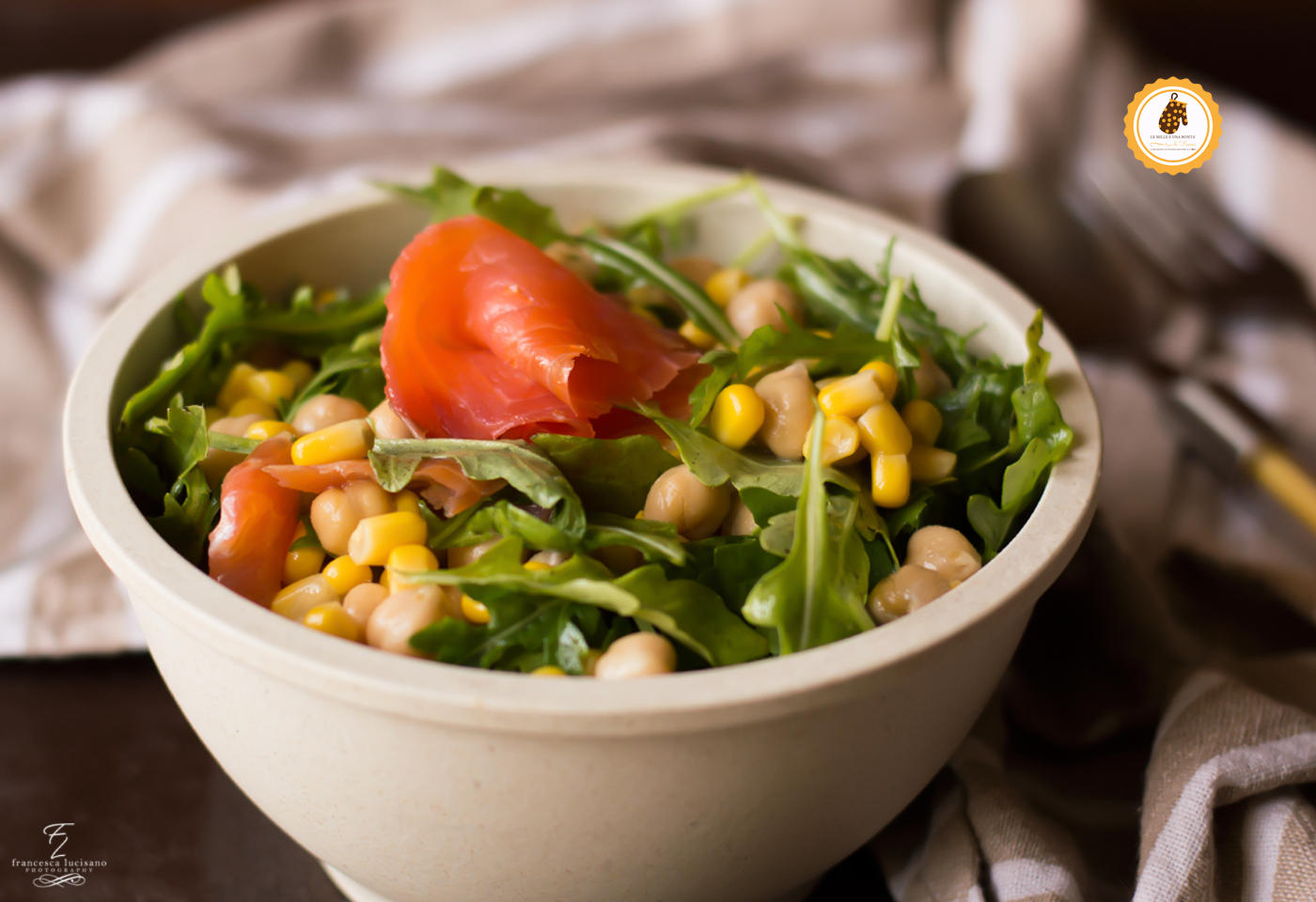 insalata di rucola con salmone ceci e mais