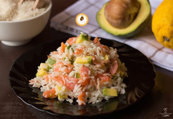 riso freddo con salmone e avocado