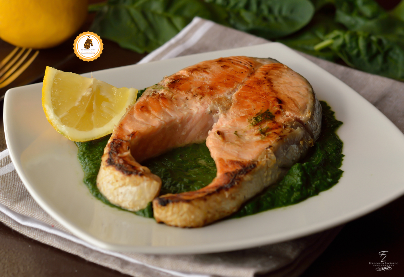 tranci di salmone su crema di spinaci