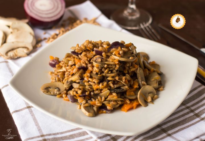 farro con funghi carote e cipolla rossa