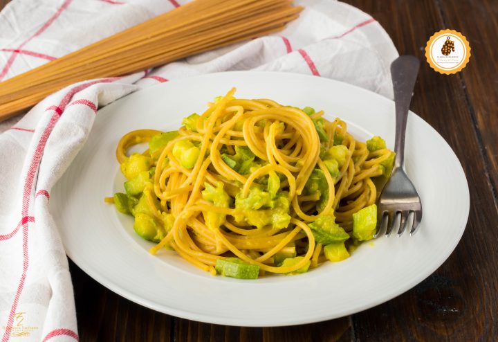 spaghetti integrali con zucchine e zafferano