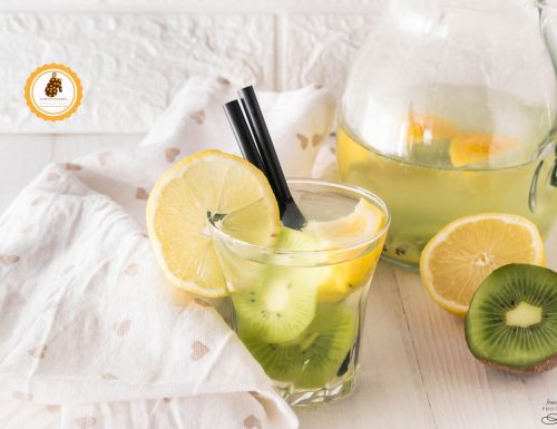 Acqua detox con limone e kiwi