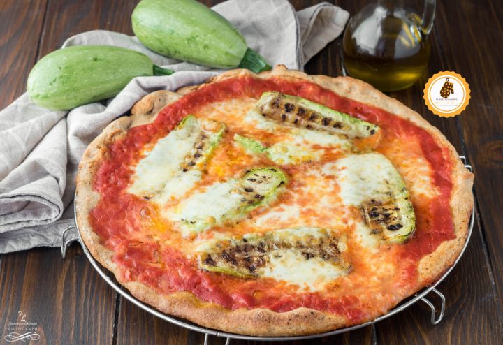 Pizza integrale con zucchine grigliate orizzontale pizza integrale con zucchine grigliate