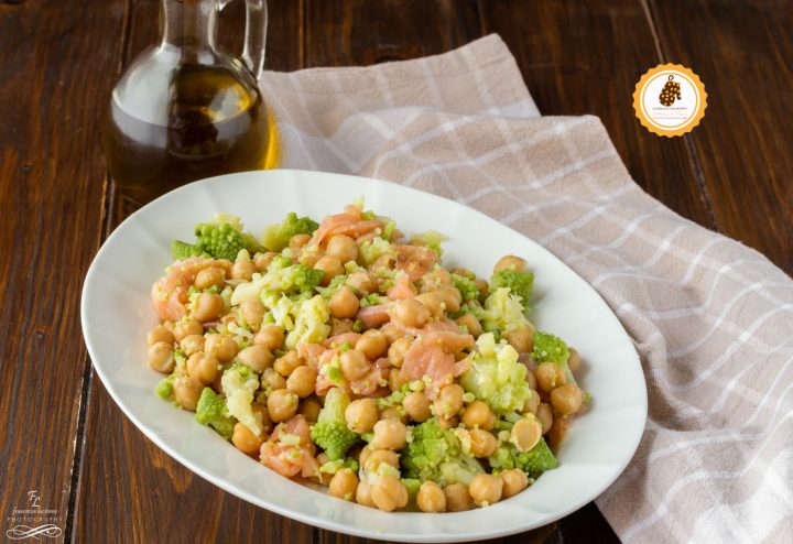 insalata di ceci con cavolo romano e salmone